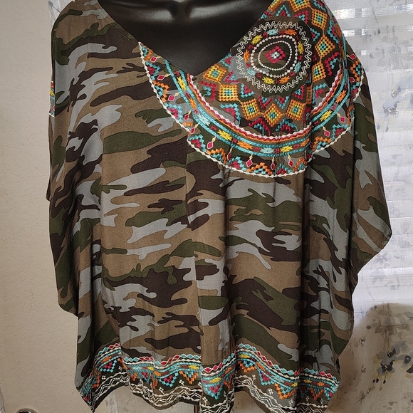 Savannah James Women's Camo Print Embroidered Ponchos Style Top Sz S/M - Picture 2 of 8